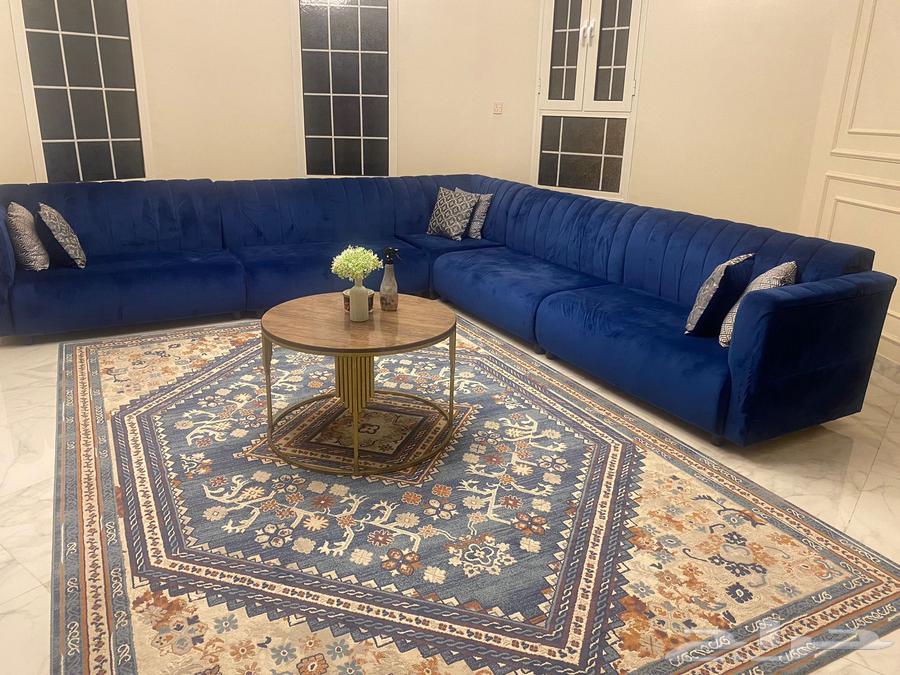 Sofa in good condition with cushion from luxury carpet64525524304770111