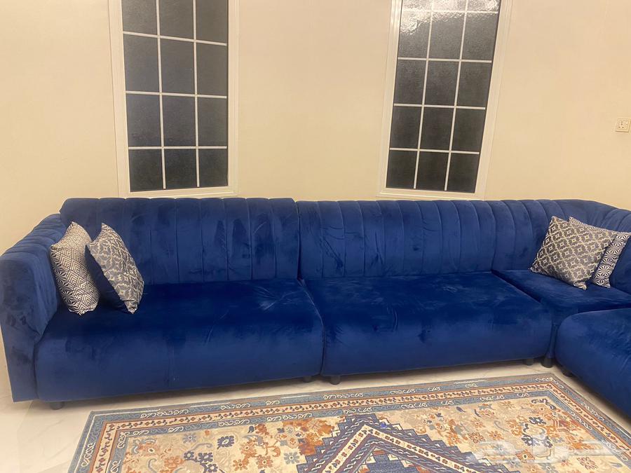 Sofa in good condition with cushion from luxury carpet64525524304770110