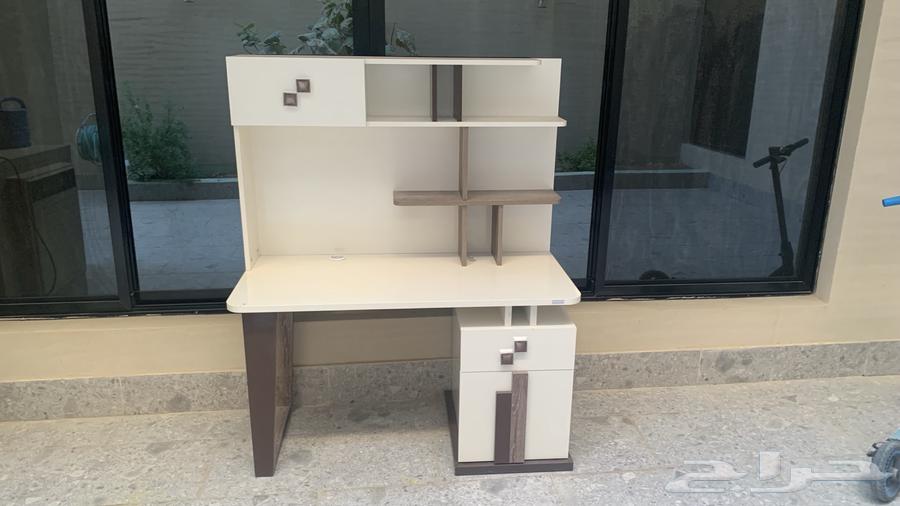 طاوله قويه و فخمه بس فيها الخدش و رقم التواصل64522935833089110