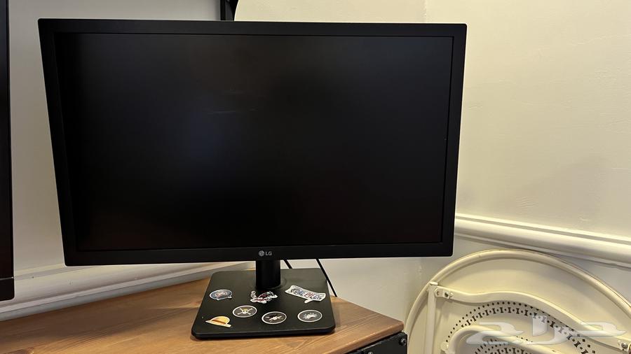 pc with three screens64526078639873113