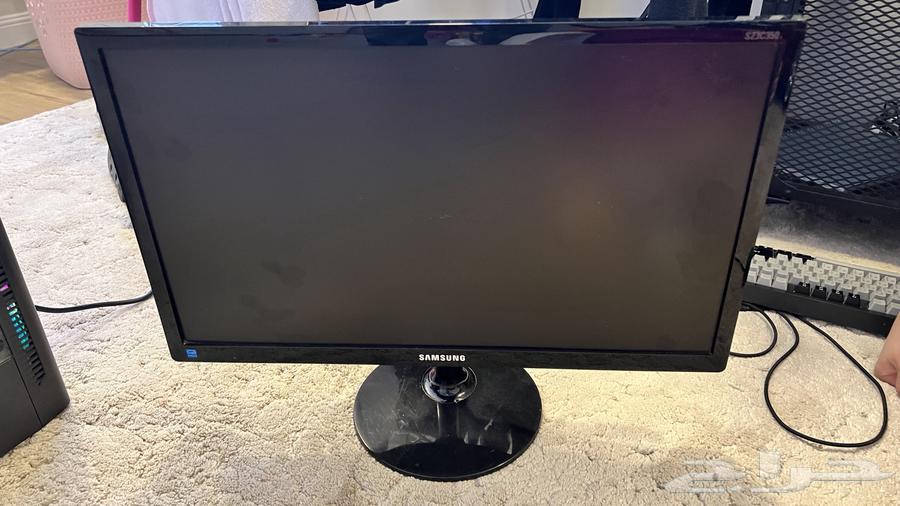 pc with three screens64526078639873114