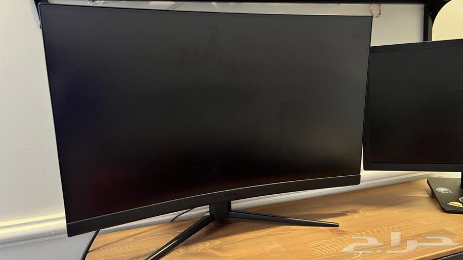 pc with three screens64526078639873112