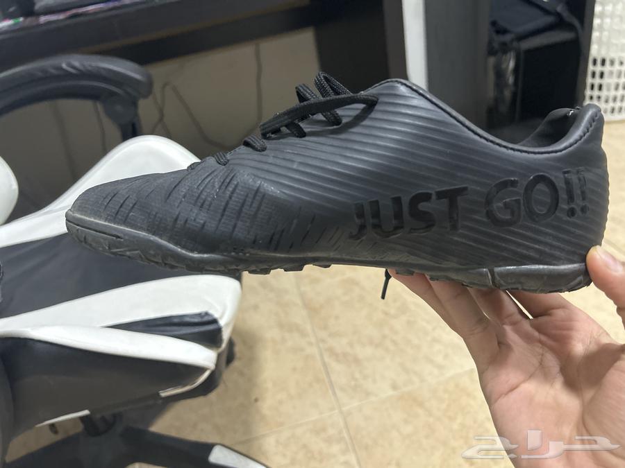 جوتي رياضي لكره القدم بمقاس 3964526120087554112