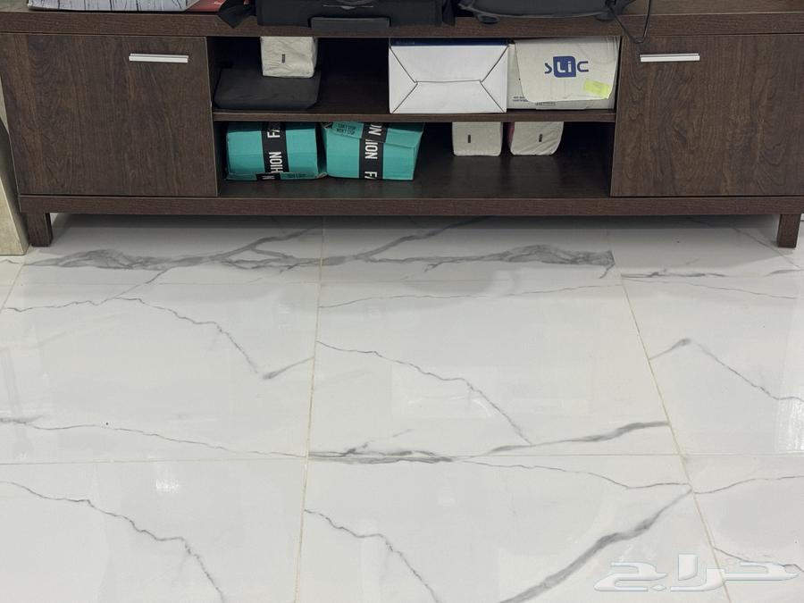 مكتبة تلفزيون لونها بني جديده للبيع 80064520868438145110