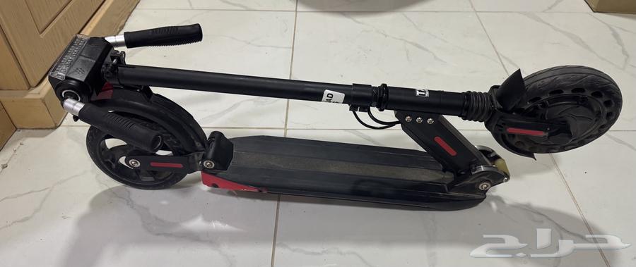 Excellent condition scooter, very light use and LG 18 cubic feet refrigerator64519328335746112