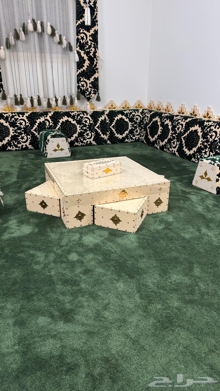 مساند وطاوله البلازما طقم كامل شبه الجديد. مافيه اي عيب64525067574657112