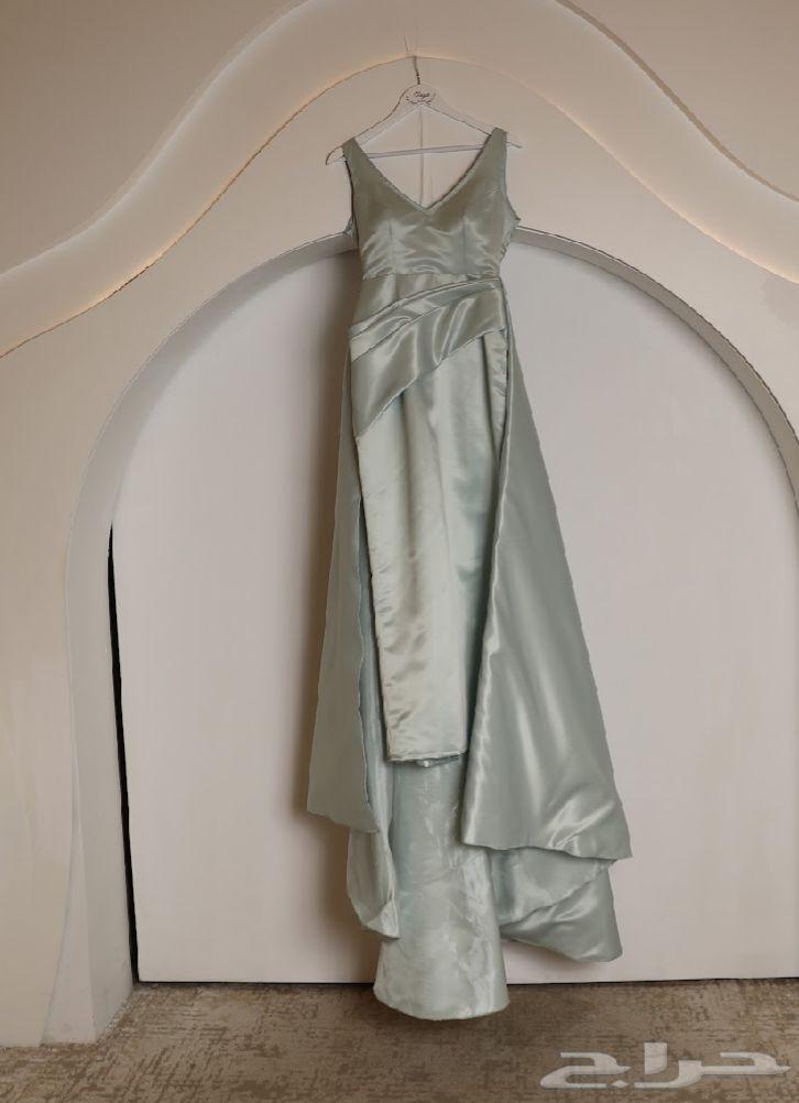 A suitable dress for an evening or net event64526898613506110