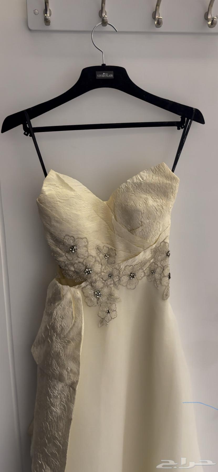 سعر الفستان   1600 سعر البيع   600 المقاس   s نظيف لبس مرا64522935923074111