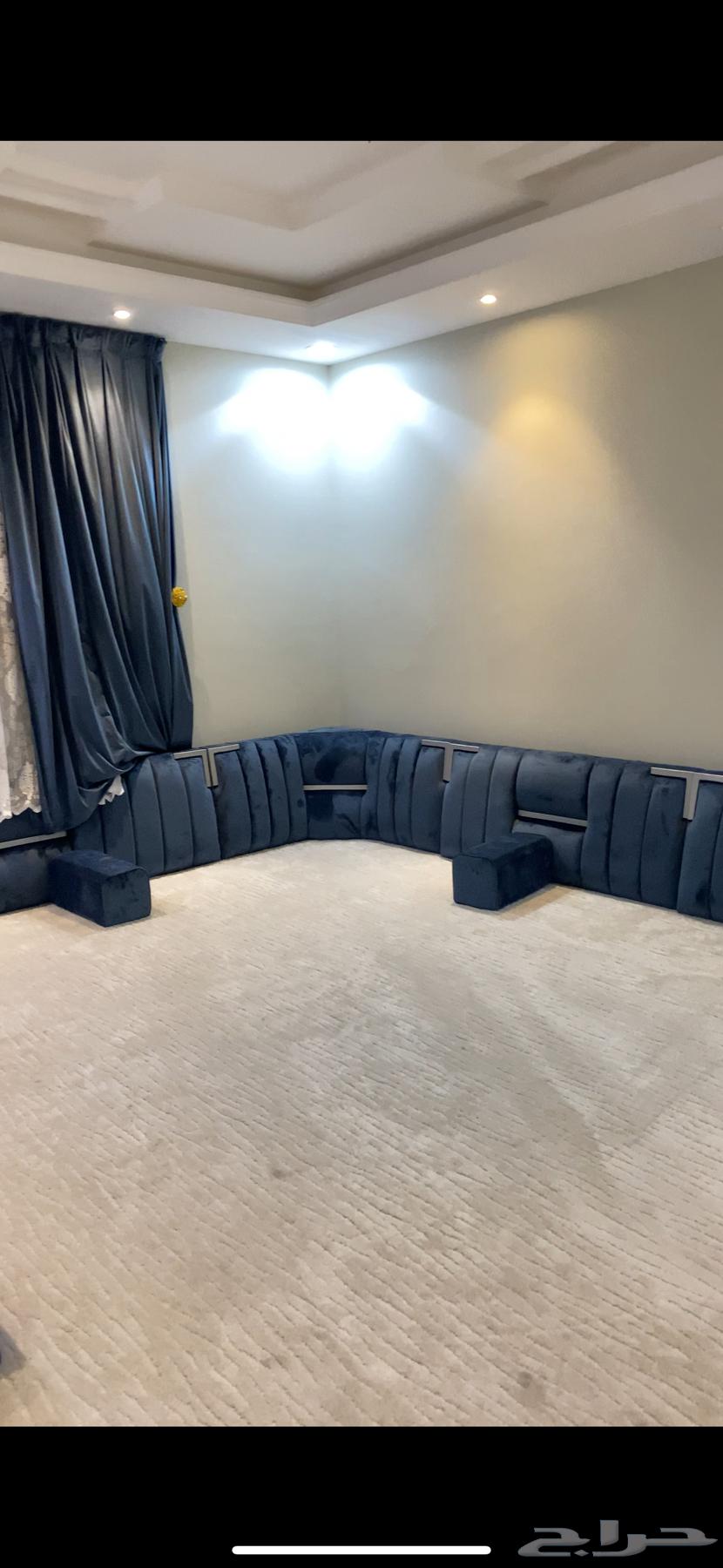 Back support with stand and pillows64526439583234111