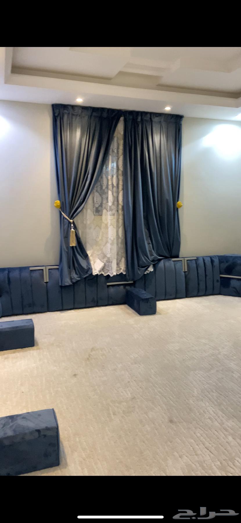 Back support with stand and pillows64526439583234112