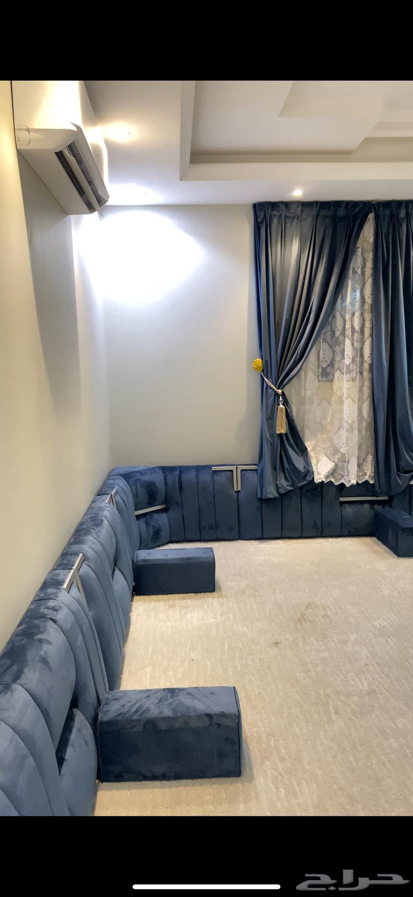 Back support with stand and pillows64526439583234110