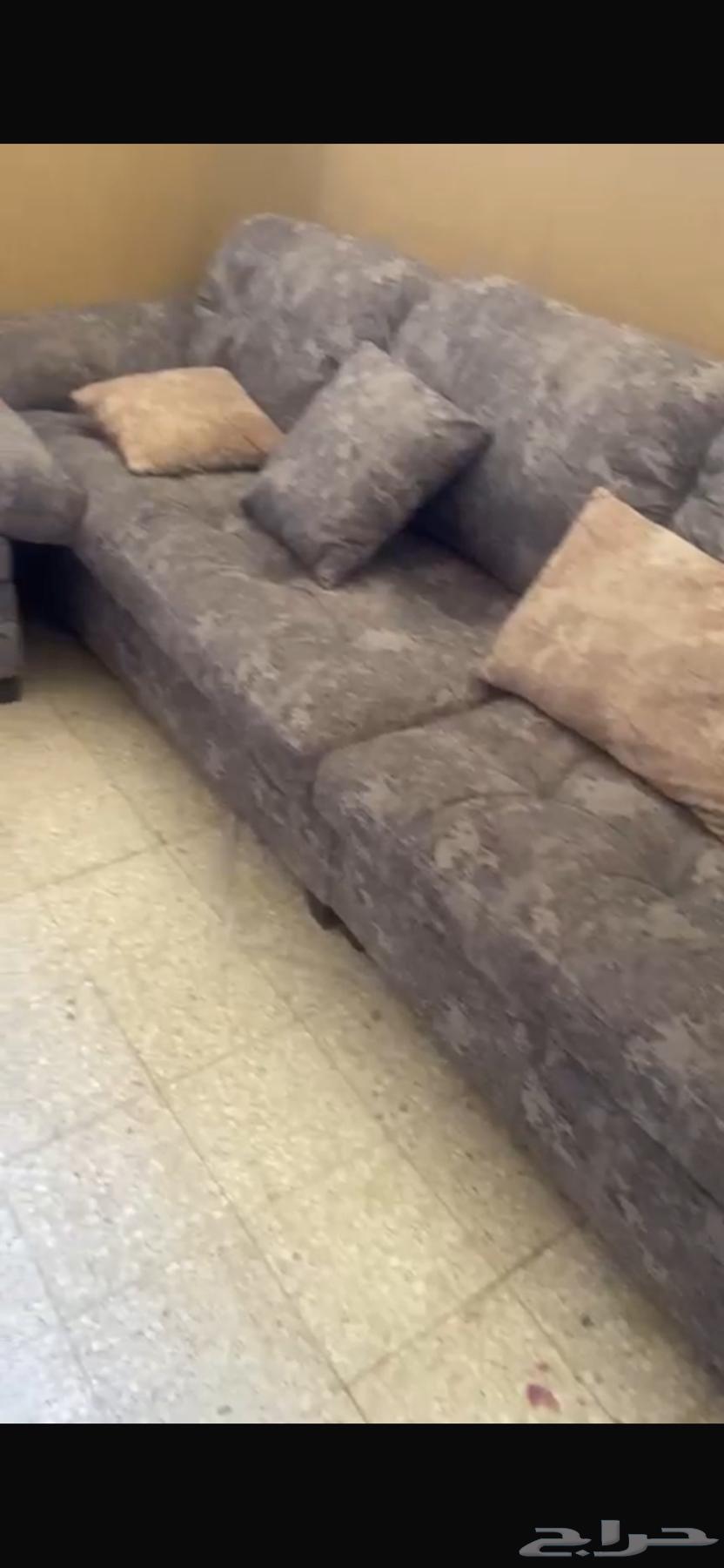 كنب وطاولات خدمه شبه جديده64524052603010114