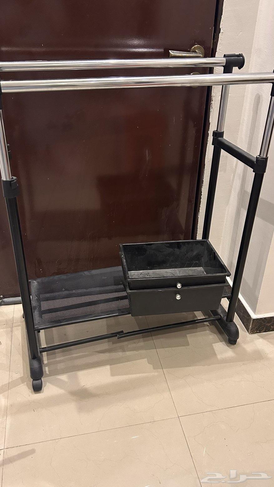 للبيع مستعجل طاولة طعام وعلاقة ملابس مع ادراج64524238749185110