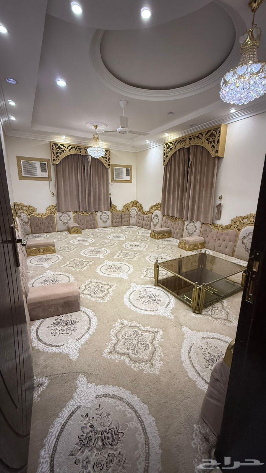 سجاد مع ستاير مع مساند مع طاوله للبيع64519399084675112