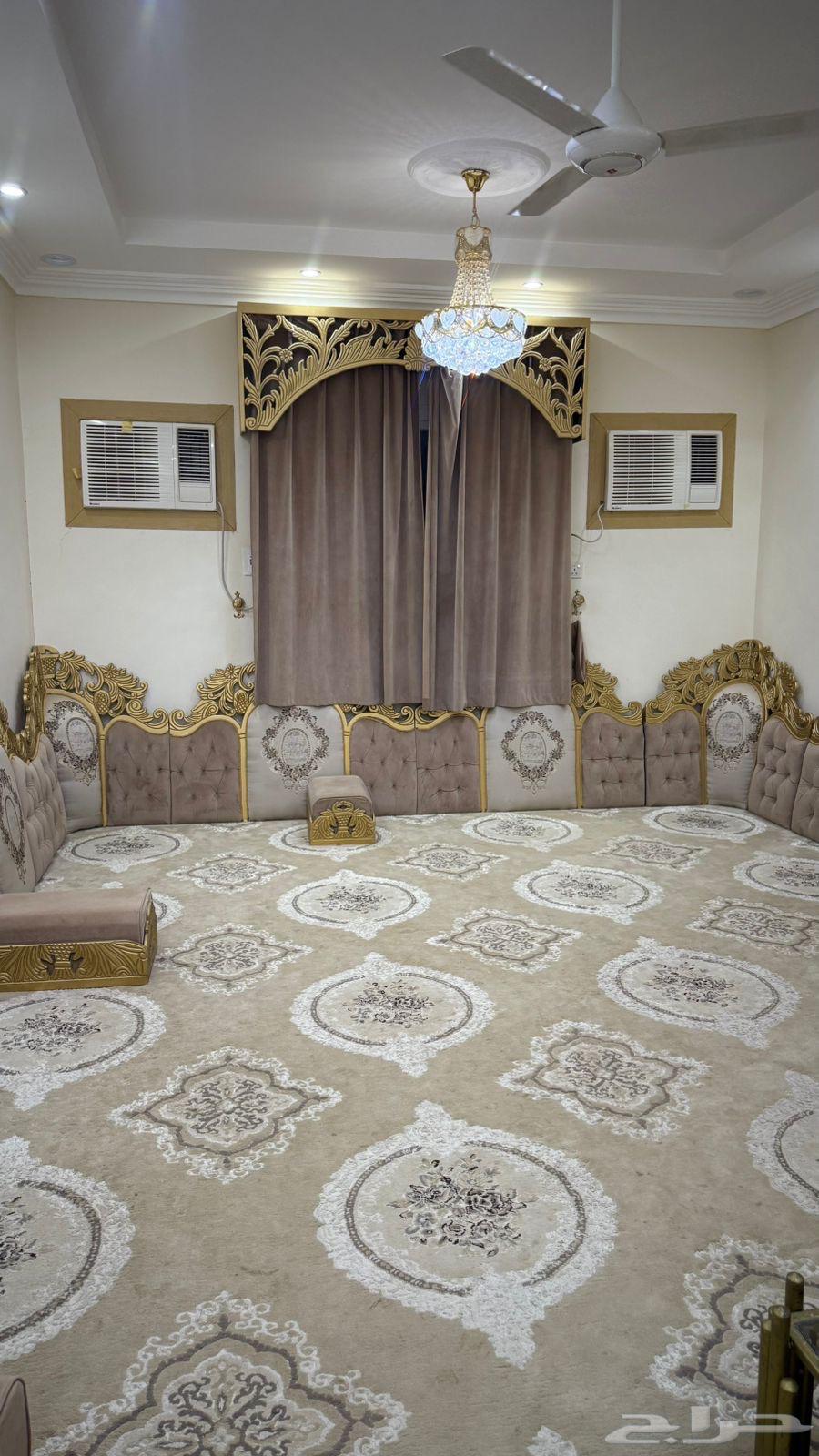 سجاد مع ستاير مع مساند مع طاوله للبيع64519399084675110