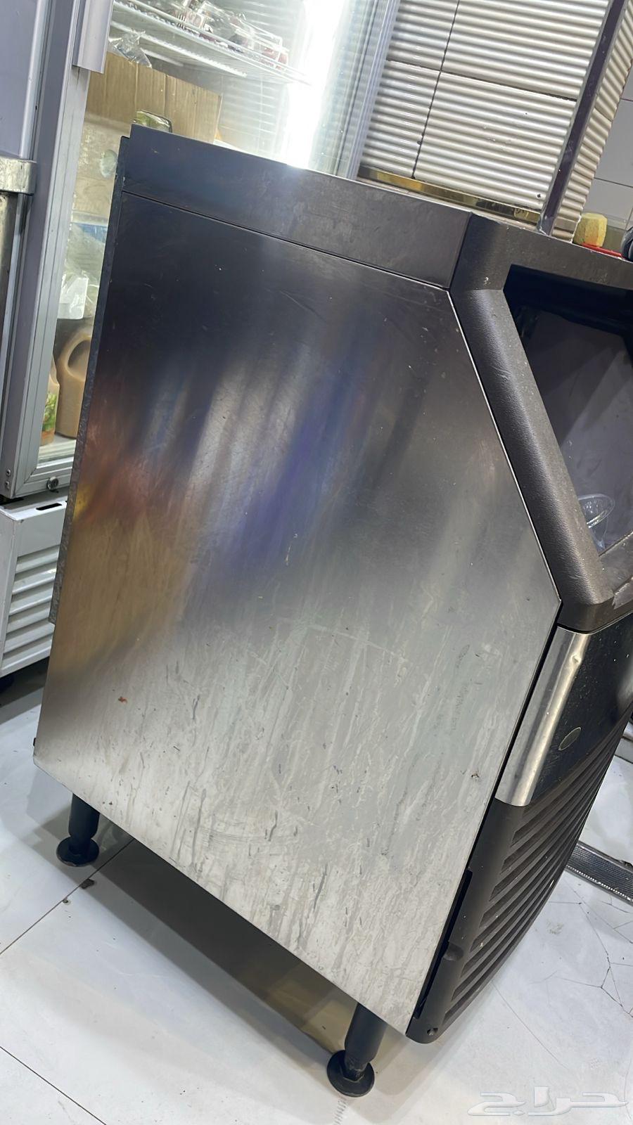 للبيع صانعة ثلج تحتاج صيانه64526162075650114