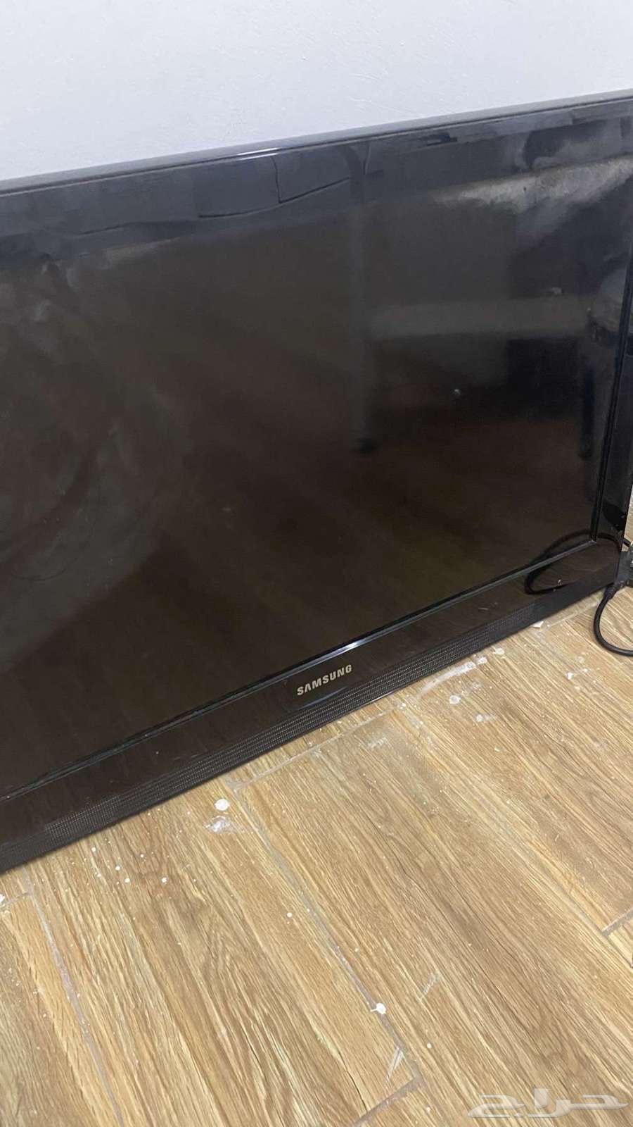 Two screens for sale and a cooking pot used once with a lid on the side64524489565057110