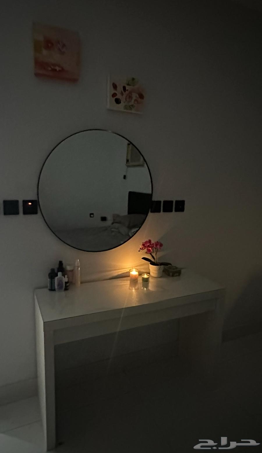 round mirror and dressing table64521411685121110