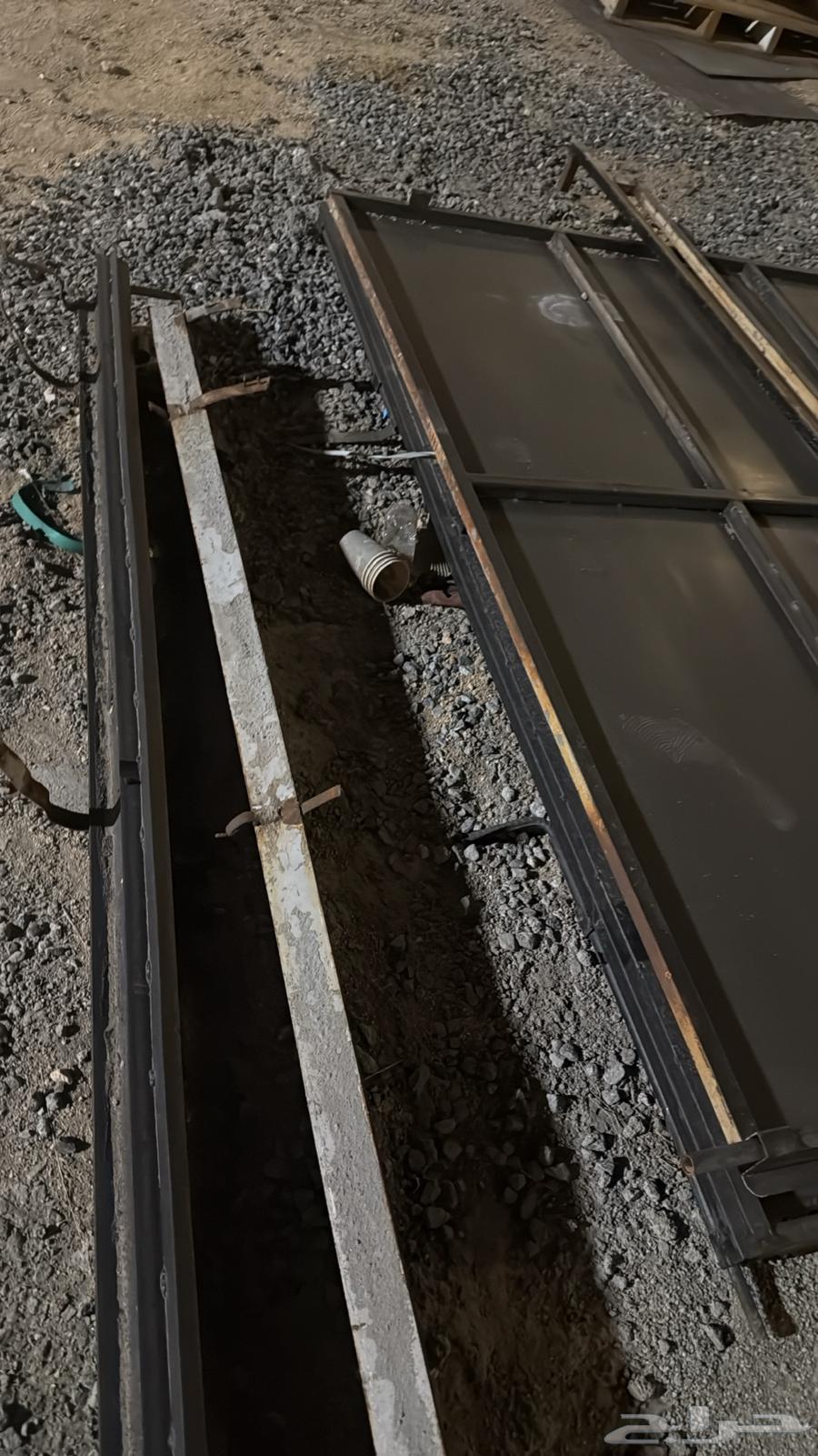 للبيع باب حديد عرضه 4 م في ارتفاع 2 م64528879203331113