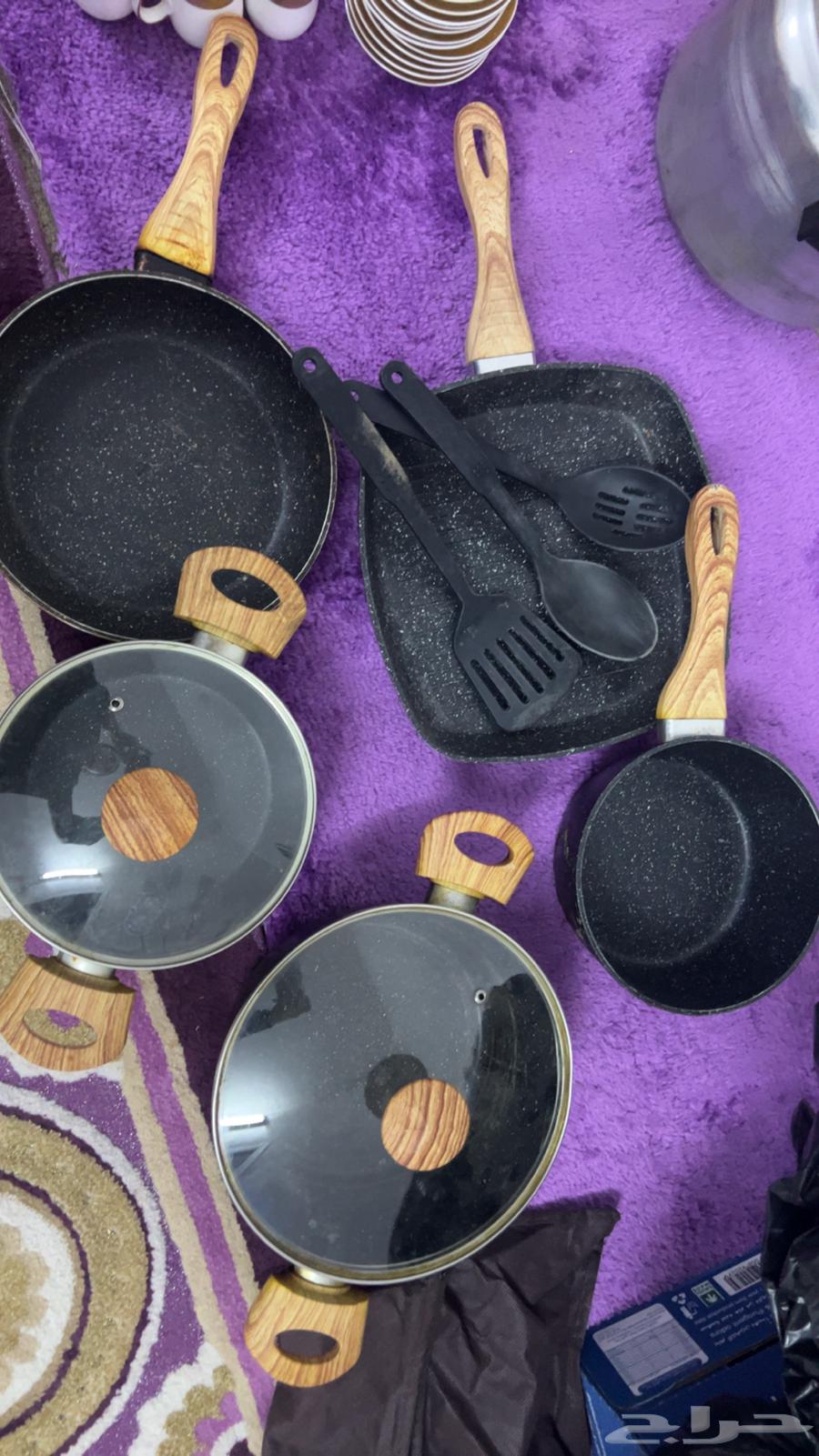 Simple used non-stick pots64528710473601110