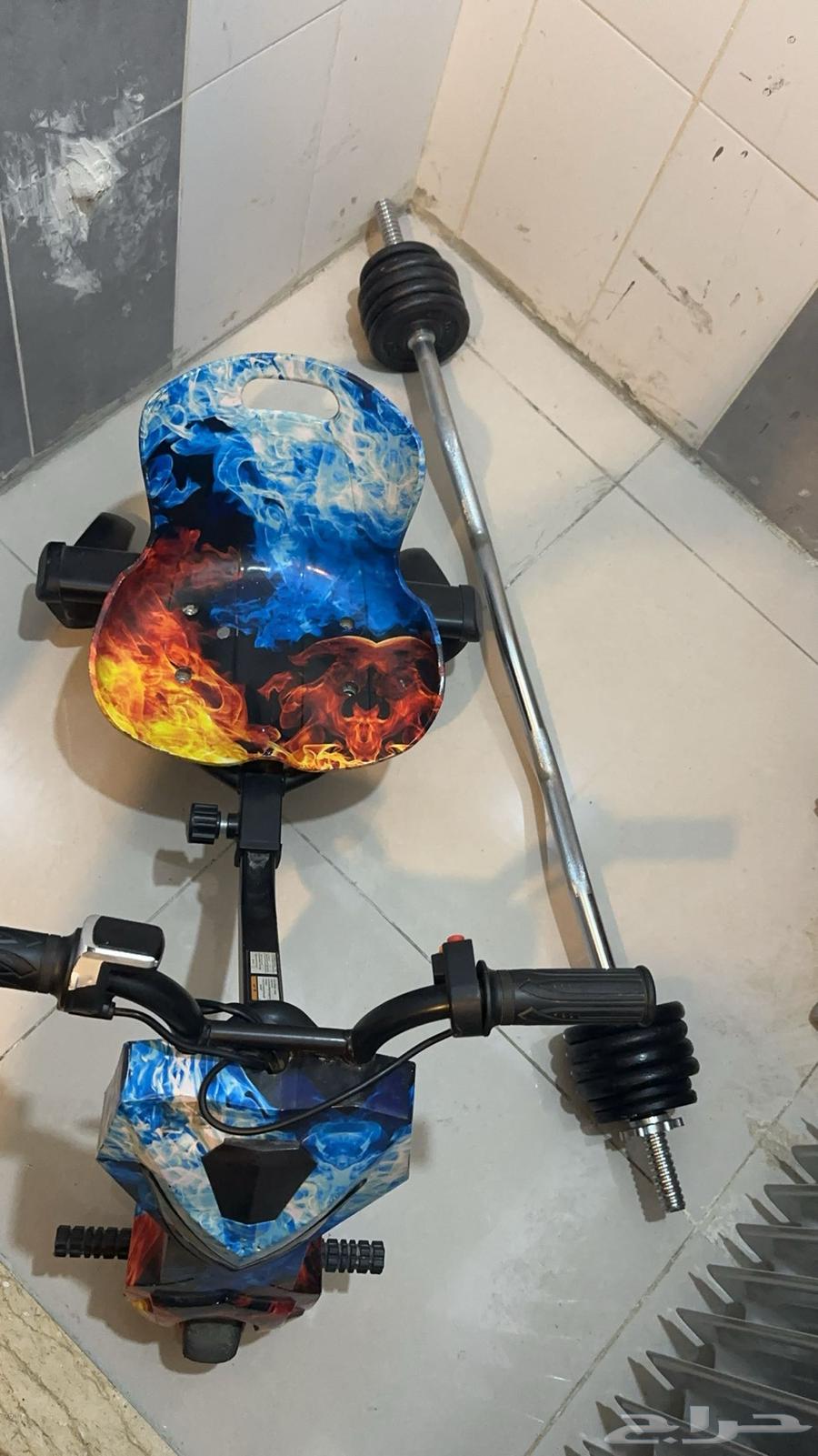 Large headset and electric scooter with charger and two keys64530501505155110