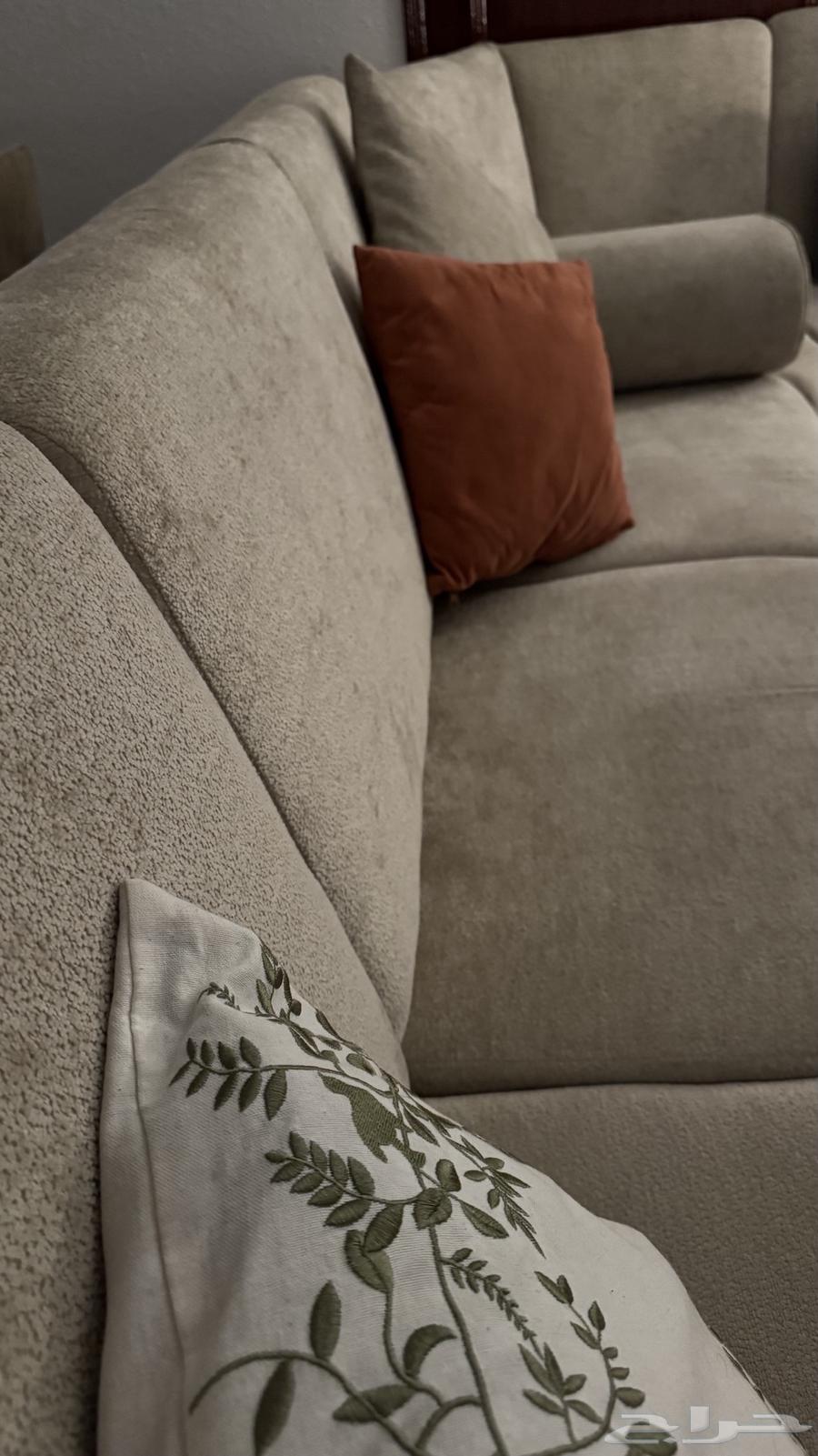 كنب (بيج)جديد بيع بسبب نقل المنزل64528012255618113