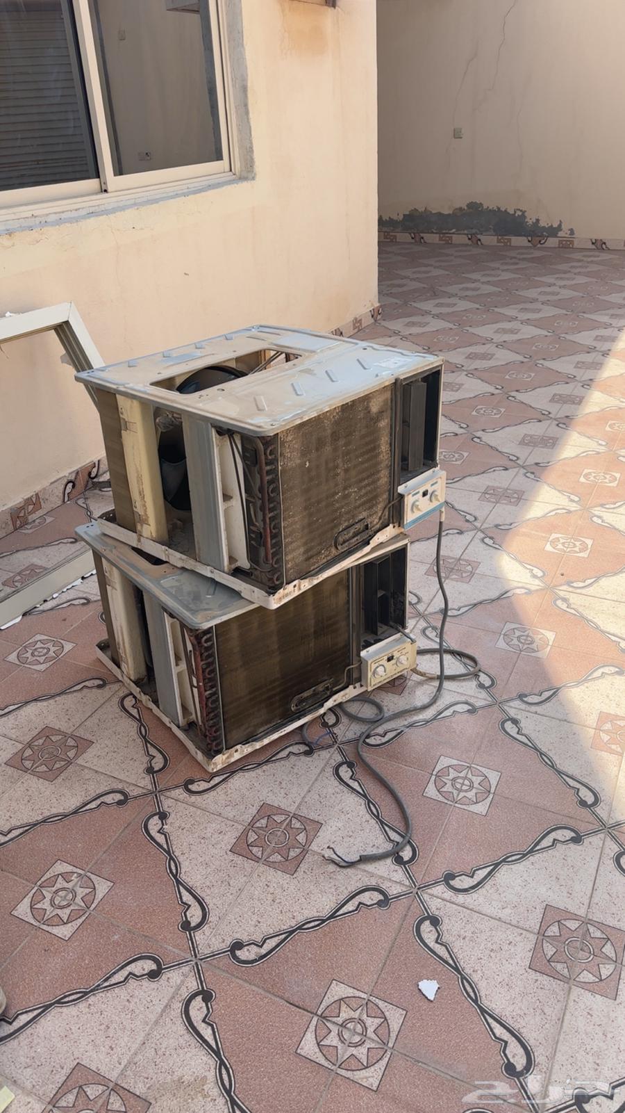 Two network air conditioners, 24 cool64530982860163110