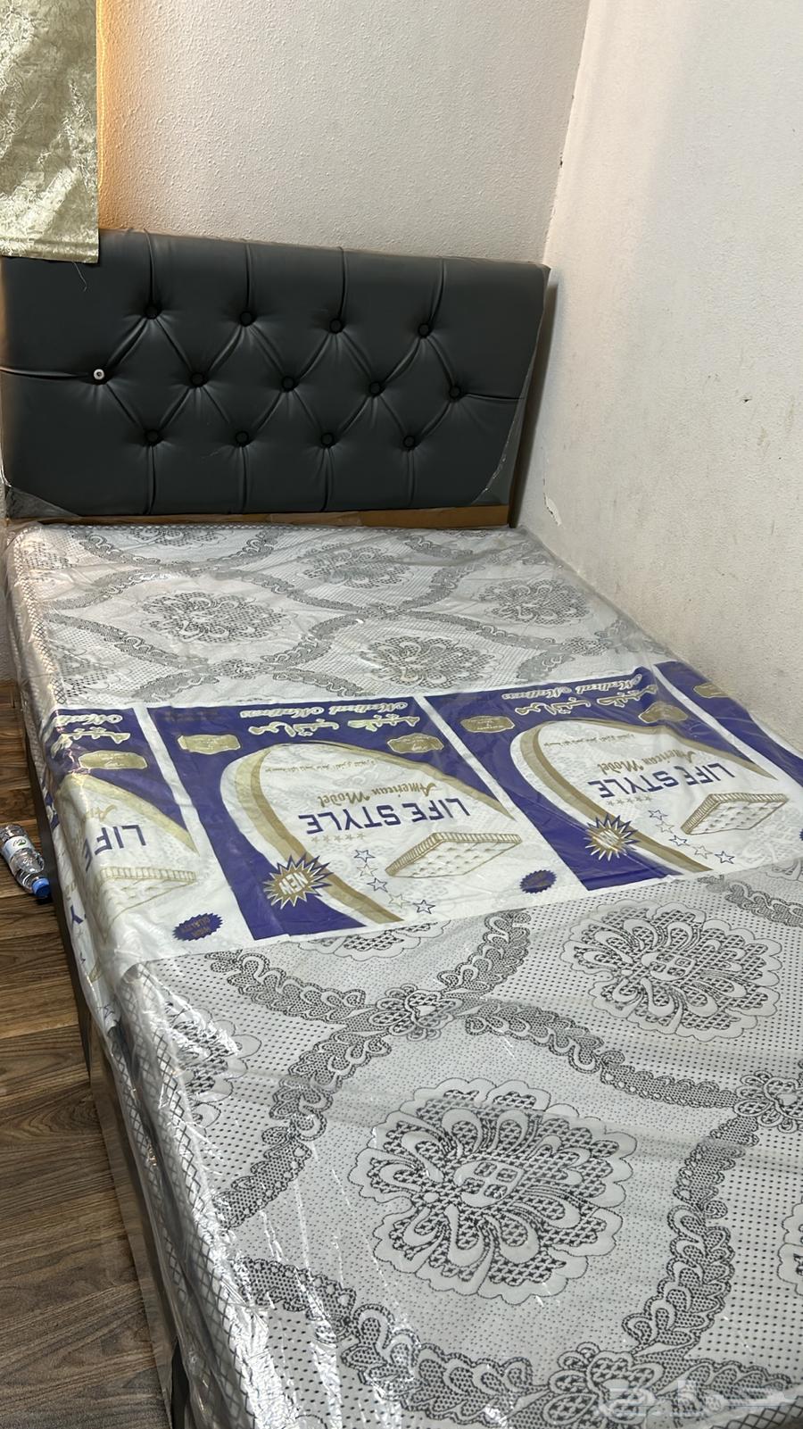 2 double bed, almost new. Clean. For 800 riyals with mattress64498020762243111