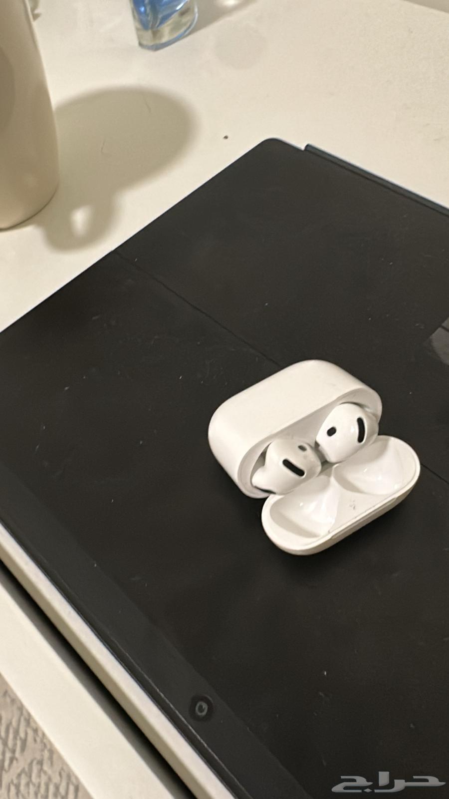 Apple earphones with noise cancellation feature64528794899842113