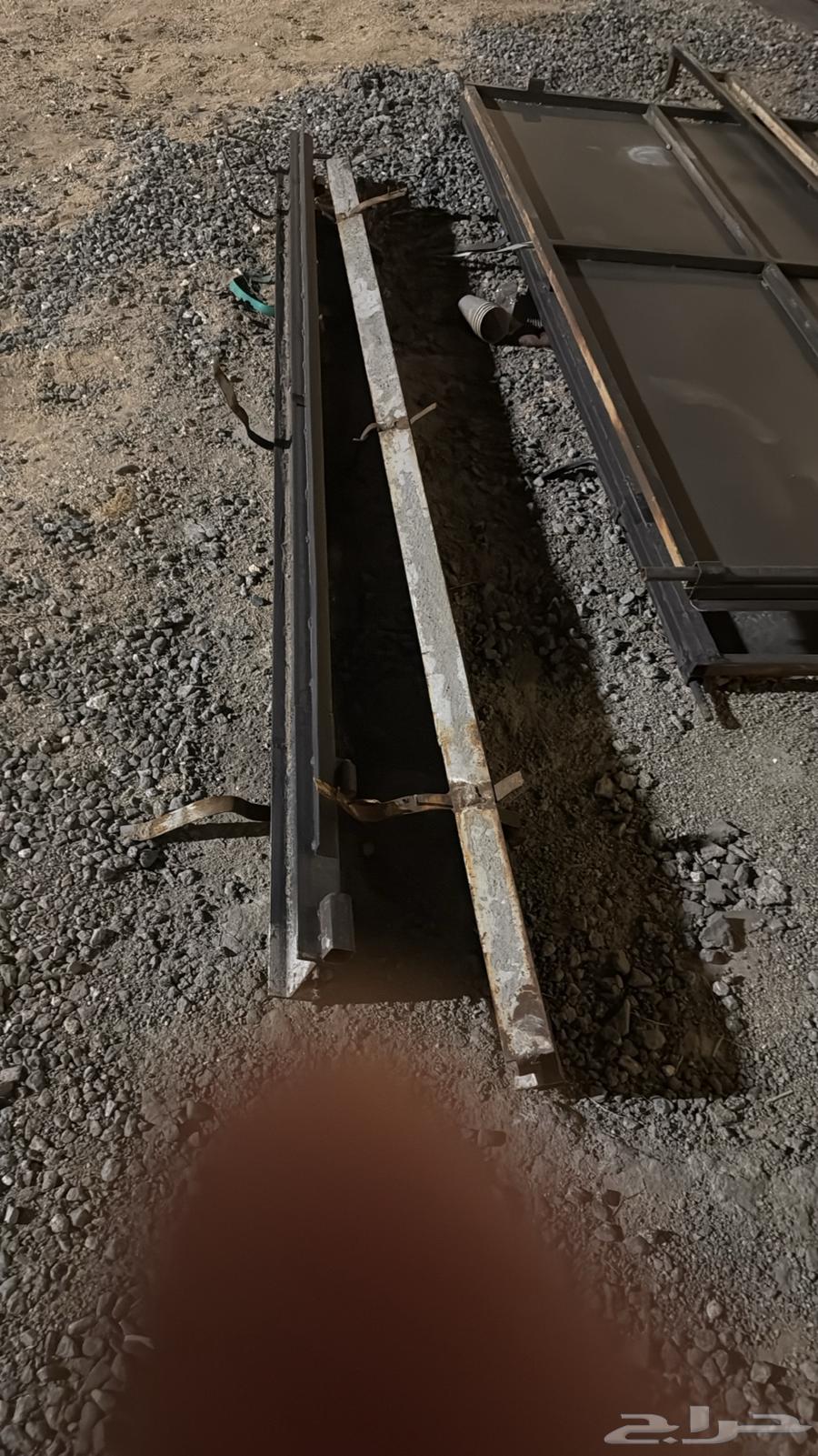 للبيع باب حديد عرضه 4 م في ارتفاع 2 م64528879203331111