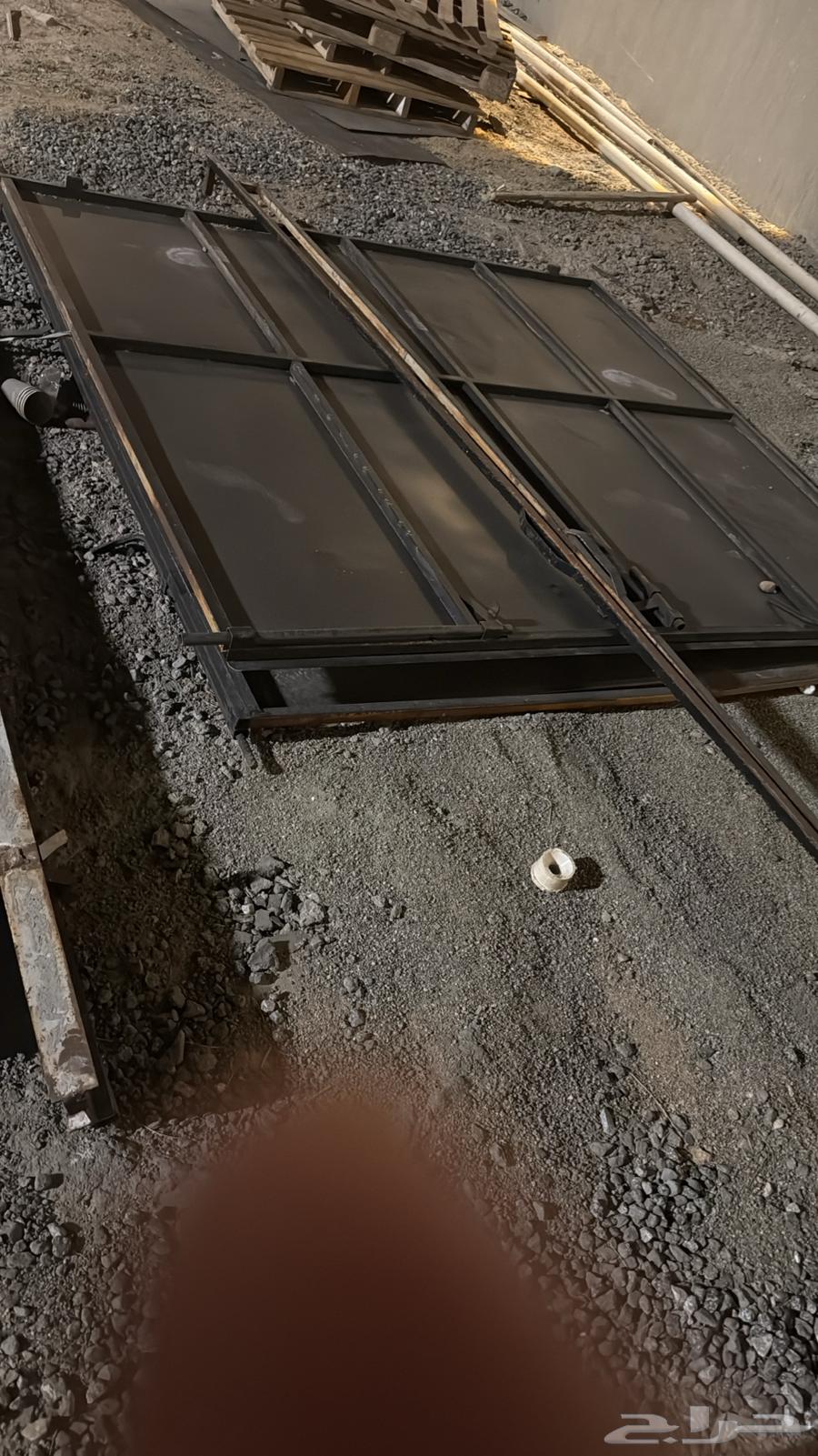 للبيع باب حديد عرضه 4 م في ارتفاع 2 م64528879203331110