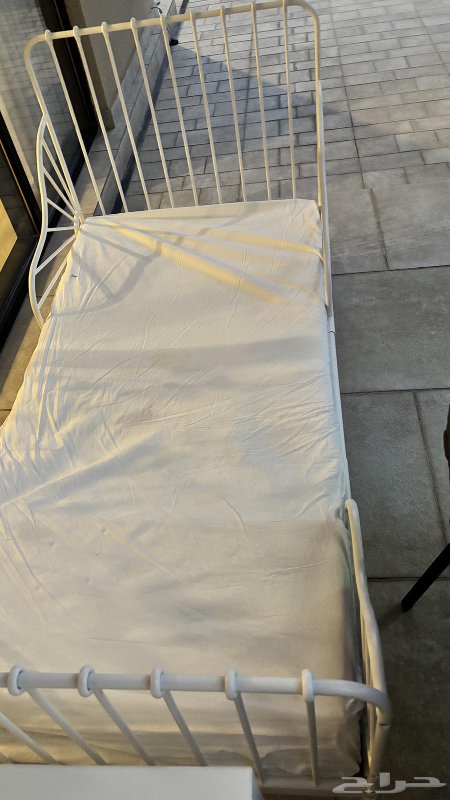 New bed and table64532409873282110