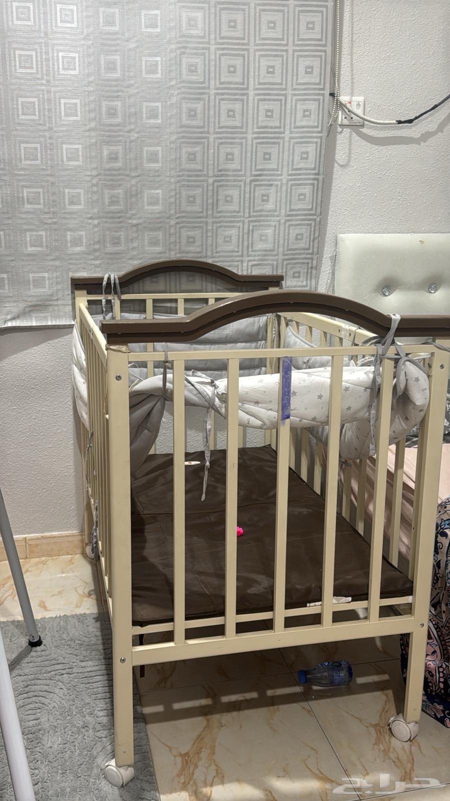 للبيع سرير أطفال بحالة ممتازه ونظيف ولا يوجد به اي كسر64534761633794110
