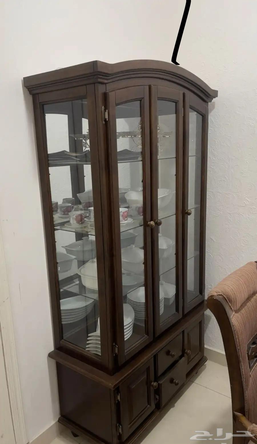 طاولة طعام بثمان كراسي و دولاب64527108971267110