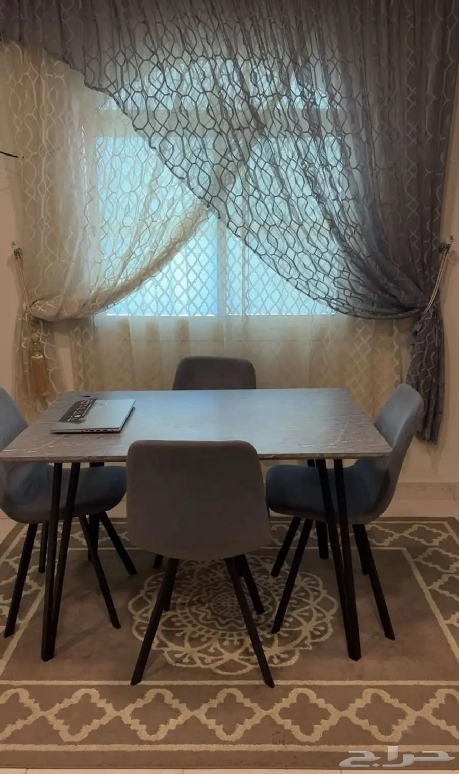 Dining table64533606321793110