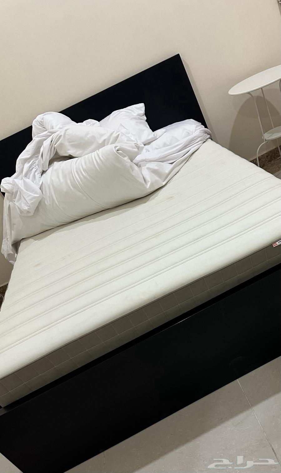 سرير أسود خشب شخصين مع كومدينة64532663668354112