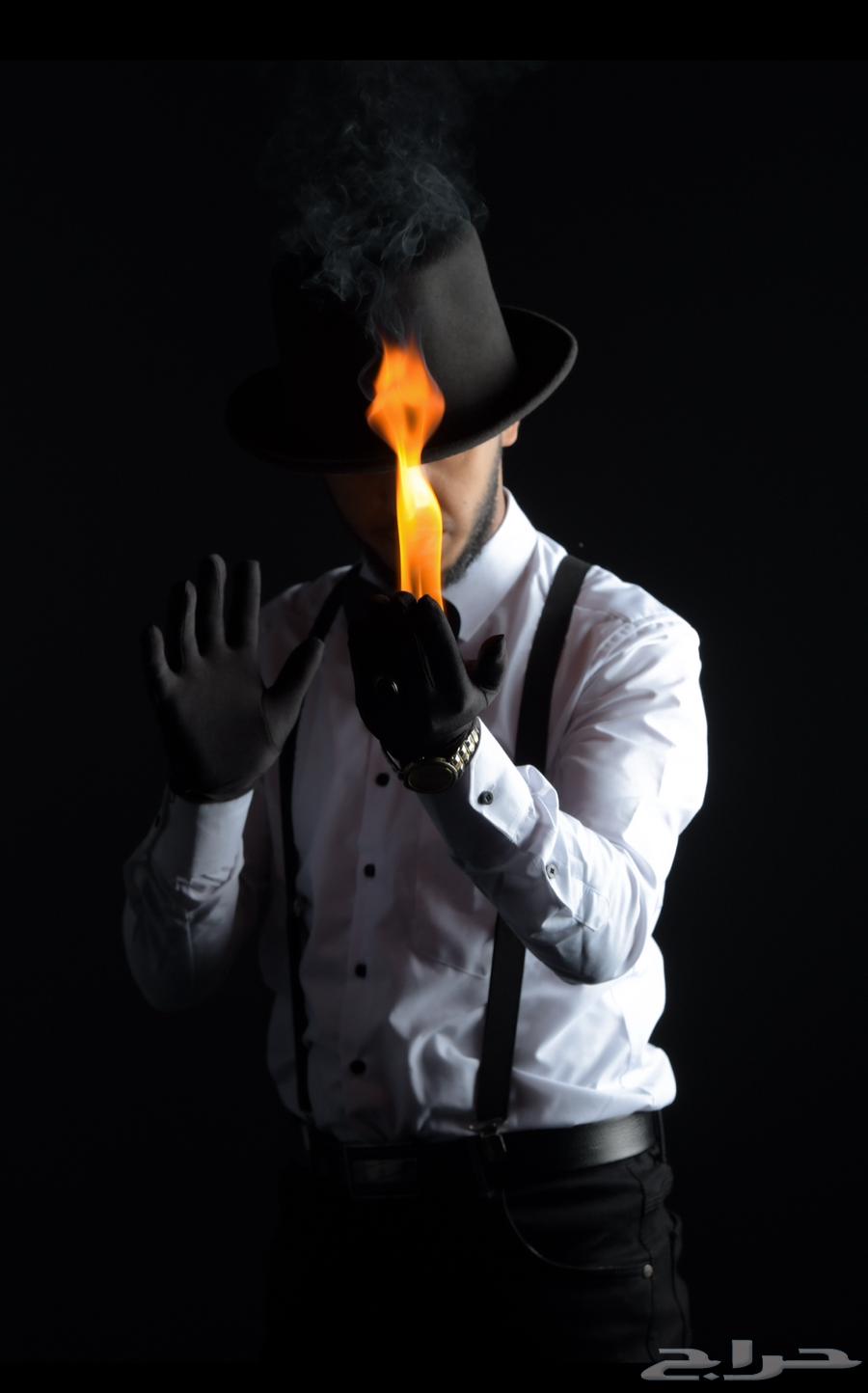 A funny magician and magic tricks64532635597826110