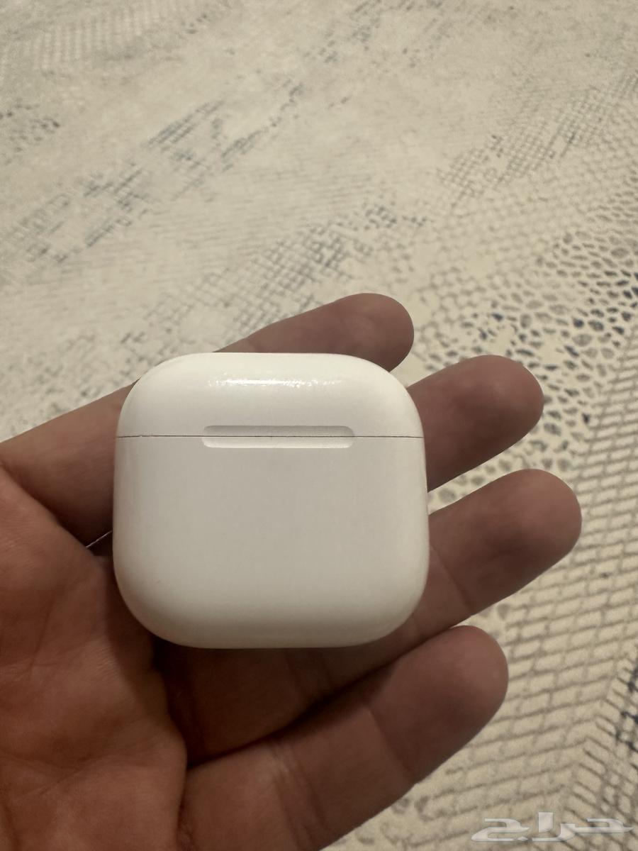 Apple earphones with noise cancellation feature64528794899842111