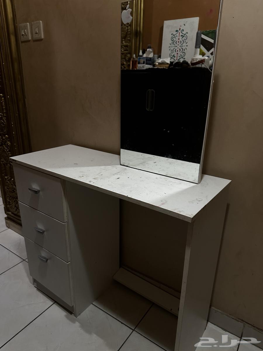 White table with mirror64530628168194111