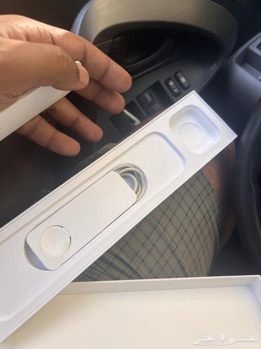 Apple Watch Series 8, the watch is clean and comes with its accessories64531196357507111