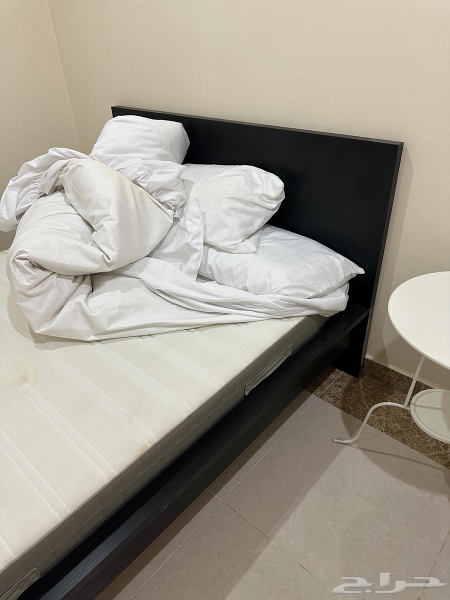 سرير أسود خشب شخصين مع كومدينة64532663668354113