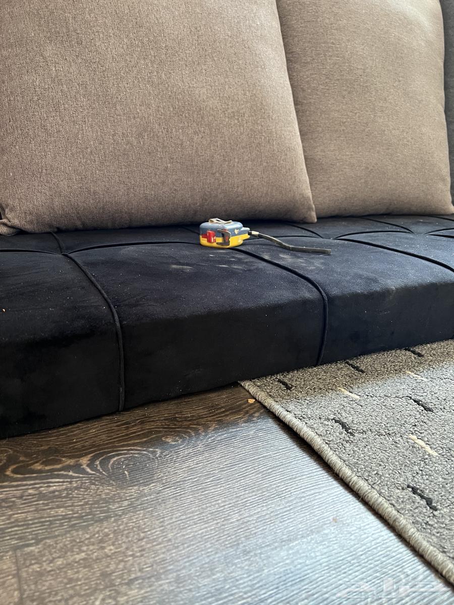 New 5 by 4 sofa no issues, contact64528579703170112