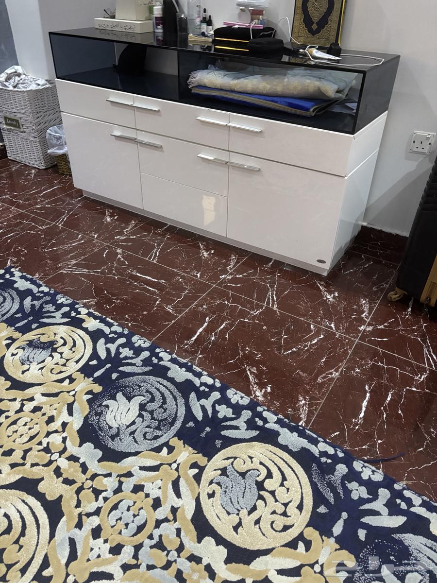 مكتب صغير لا بأس به و طاولة طعام وإدارة قسم القهوة64532409851011112