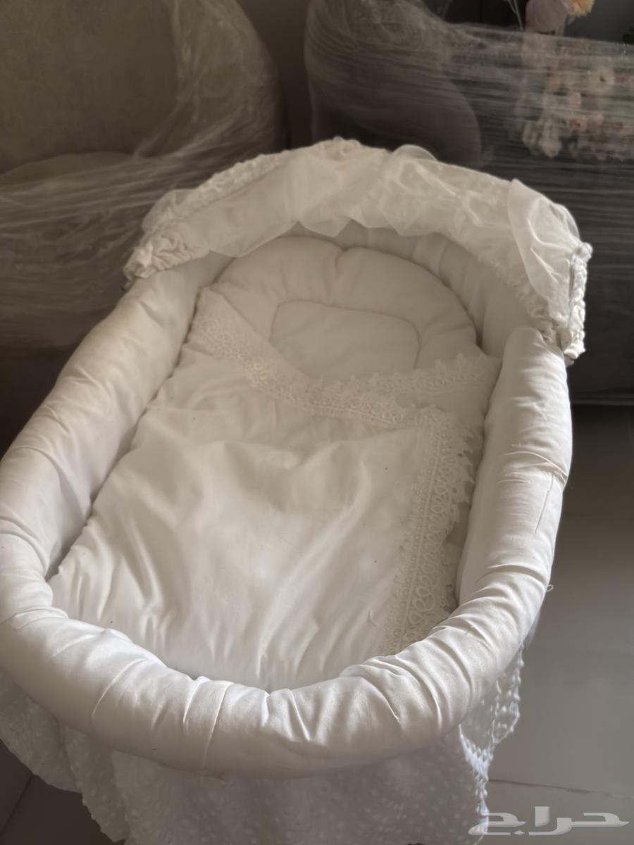 Welcome stand and Moses basket64531224720257112