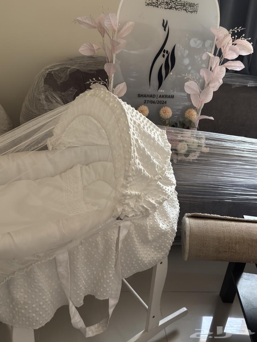 Welcome stand and Moses basket64531224720257113