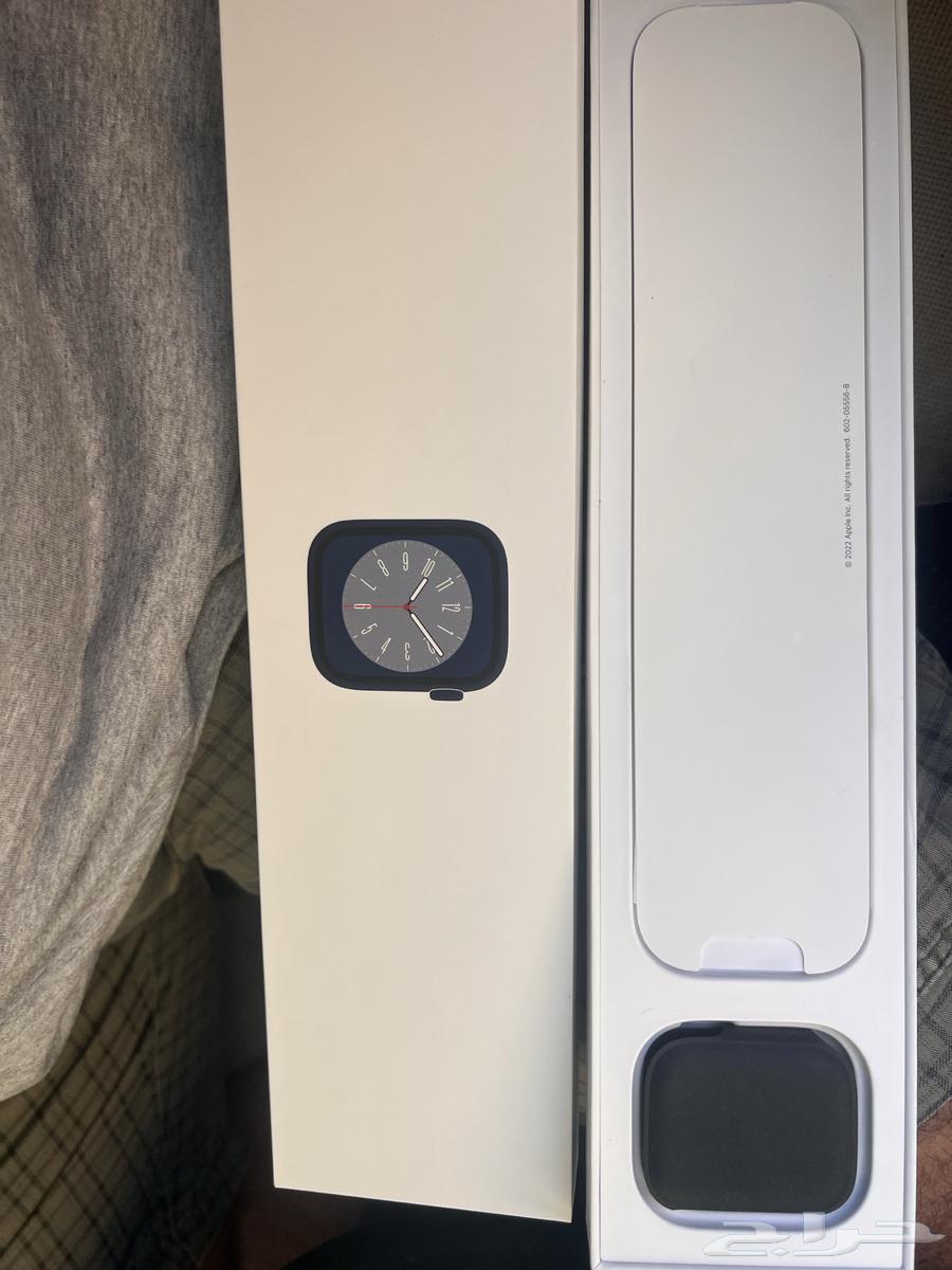 Apple Watch Series 8, the watch is clean and comes with its accessories64531196357507110
