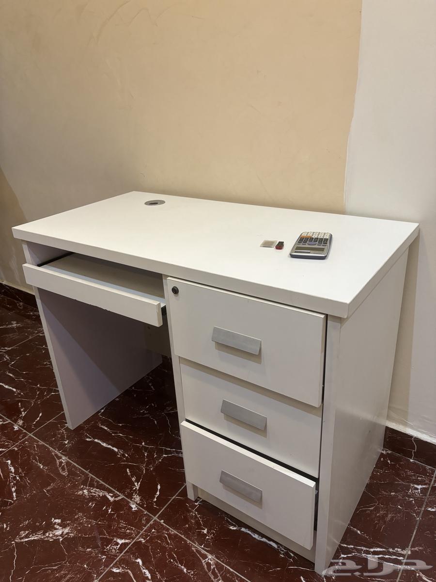 مكتب صغير لا بأس به و طاولة طعام وإدارة قسم القهوة64532409851011110