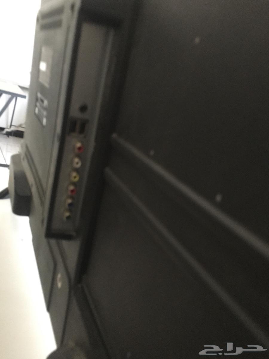 Sony 4 with two controllers, L-shaped table, and 39-inch 60Hz screen64531266996993111