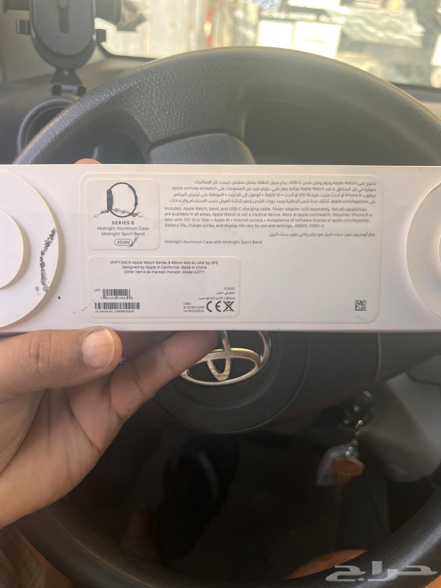 Apple Watch Series 8, the watch is clean and comes with its accessories64531196357507113