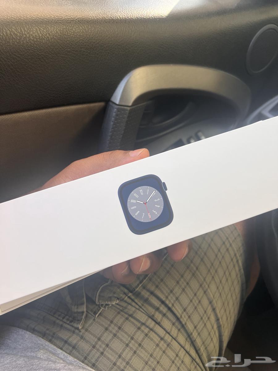 Apple Watch Series 8, the watch is clean and comes with its accessories64531196357507112